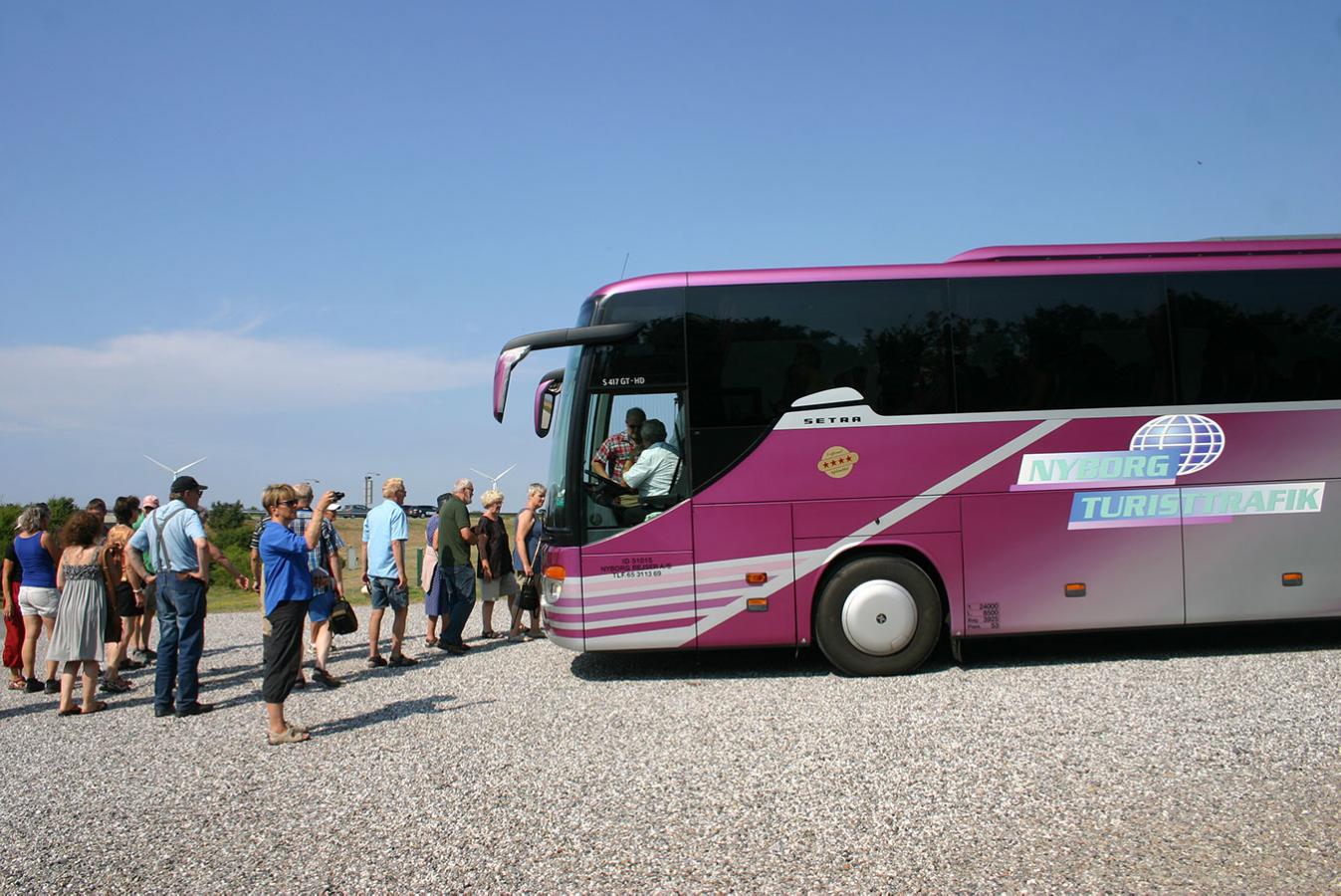 Gæster der stiger ind i bus