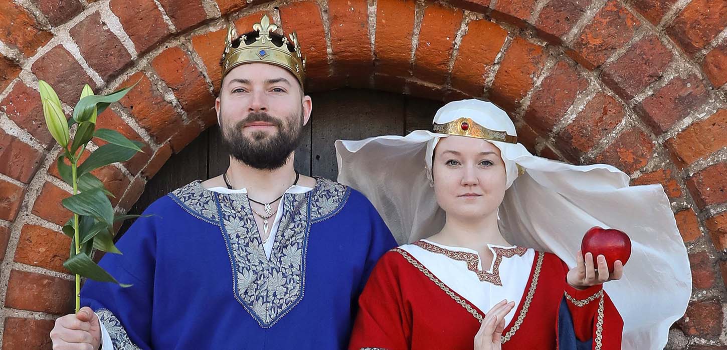 Middelalderdragterne, som Asger Brandstrup og Benedikte Hoeck bærer som Erik Klipping og dronning Agnes under Danehof 2022, er syet af Nyborg Slots Dragtlaug