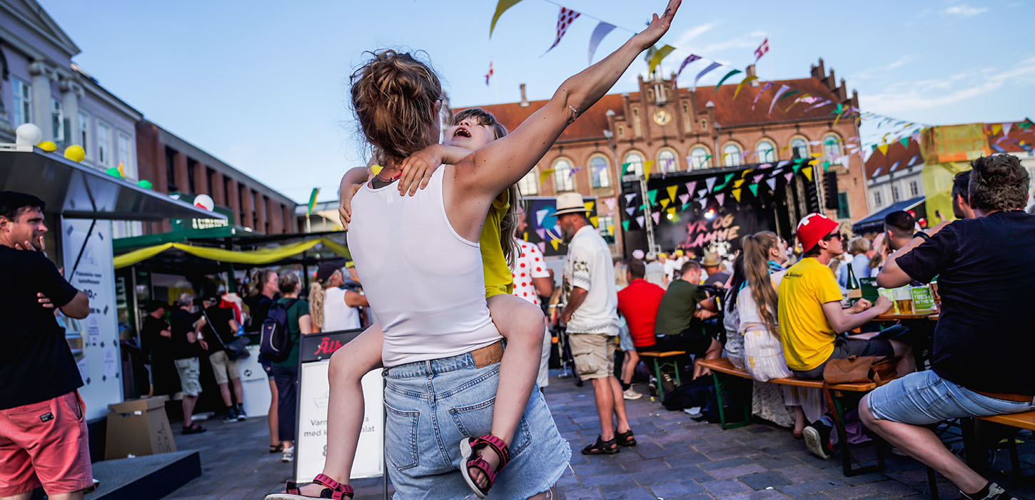 Feststemning til Tour de France afterparty. På billedet danser en mor med sin datter.