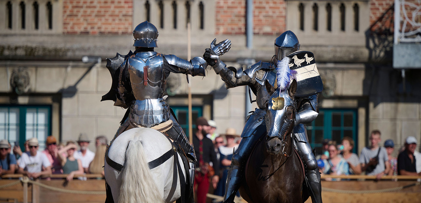 Riddere saluterer hinanden under dueldyst