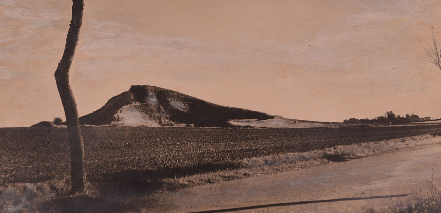 Bjerget der forsvandt. I dag ser Øksnebjerg ikke ud af meget i landskabet, men for hundrede år siden var bjerget 55 meter.