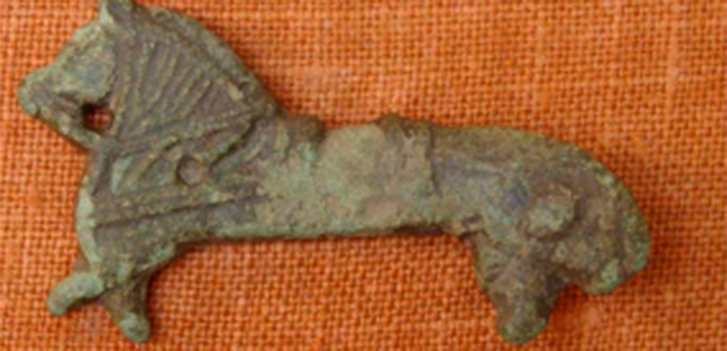 Del afdragtspænde fundetmeddetektor; Hesteformet fibel frayngre germanskjernalder