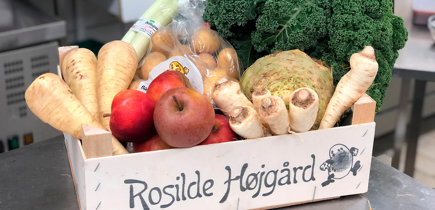 Grøntsagskasse fra Rosilde Højgaard. Find en masse forskellige ting og sager fra de lokale gårdbutikker og vejboder i Nyborg. 