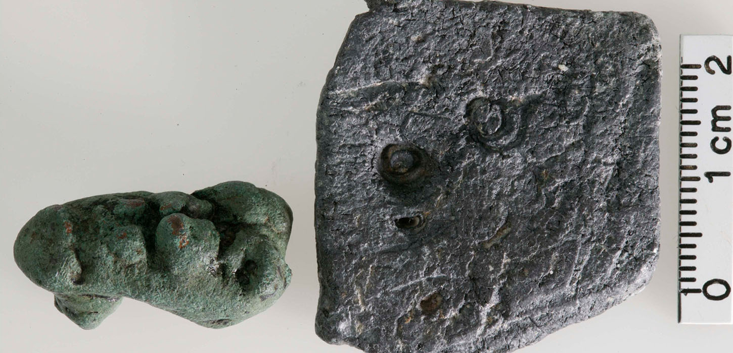 Billedet viser en udgravning fra Hjulby af et arbejdsunderlag og en smelteklump