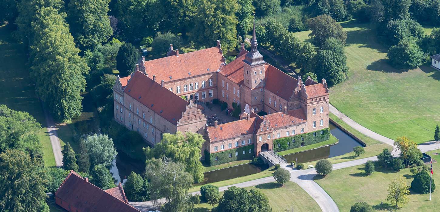 Holckenhavns hovedbygning er bygget etapevis fra 1570erne til 1630erne