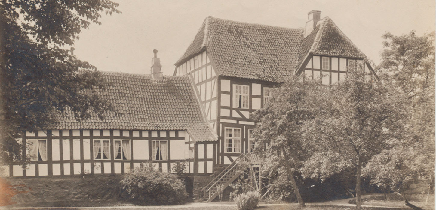 Hovedbygning og østre fløj med verandatrappen fra spisesalen (1900)