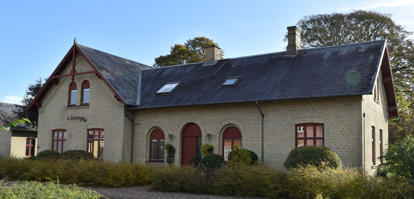 Efterbanens nedlæggelse fik stationen selskab af et fremvoksende boligkvarter. 