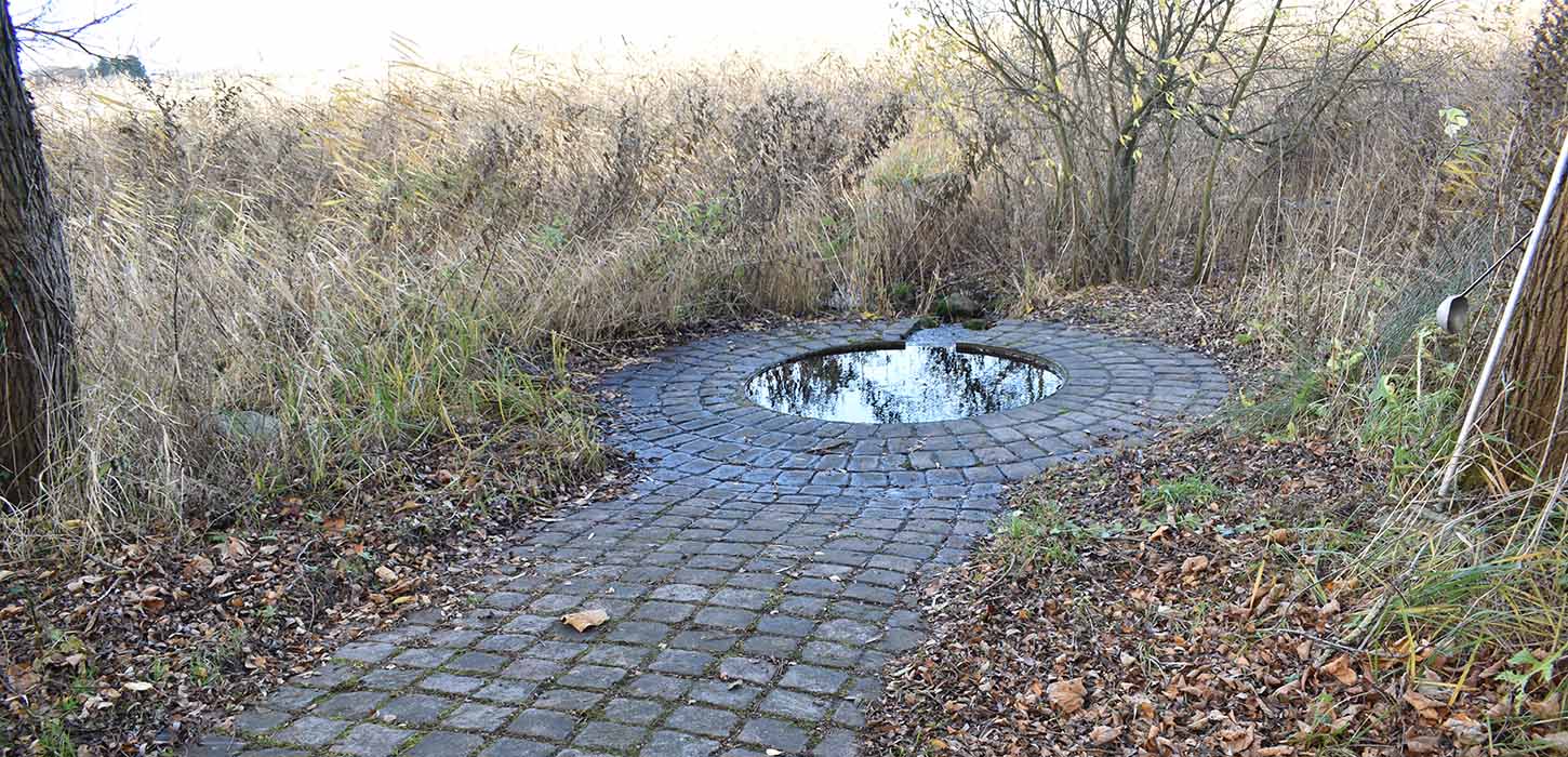 Skt. Mads Kilde ligger på privat grund. Besøg er tilladt, blot man viser hensyn.