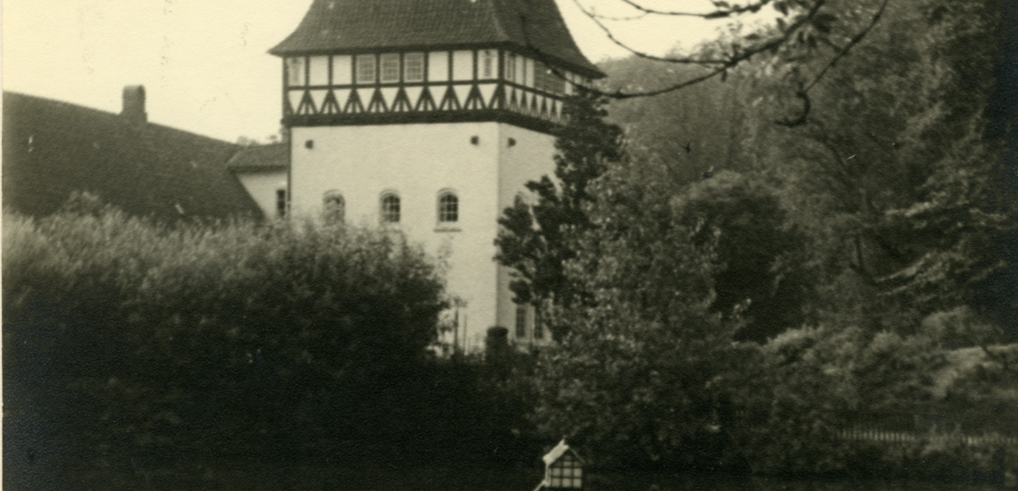 Tårnet på herregården Risinge spejler sig i vandet i voldgrave (1940-1945)