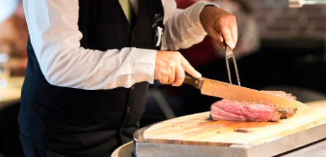 I Nyborg Strands Bistro kan du få en masse dejlig mad, såsom højræb og andre lækre ting. 