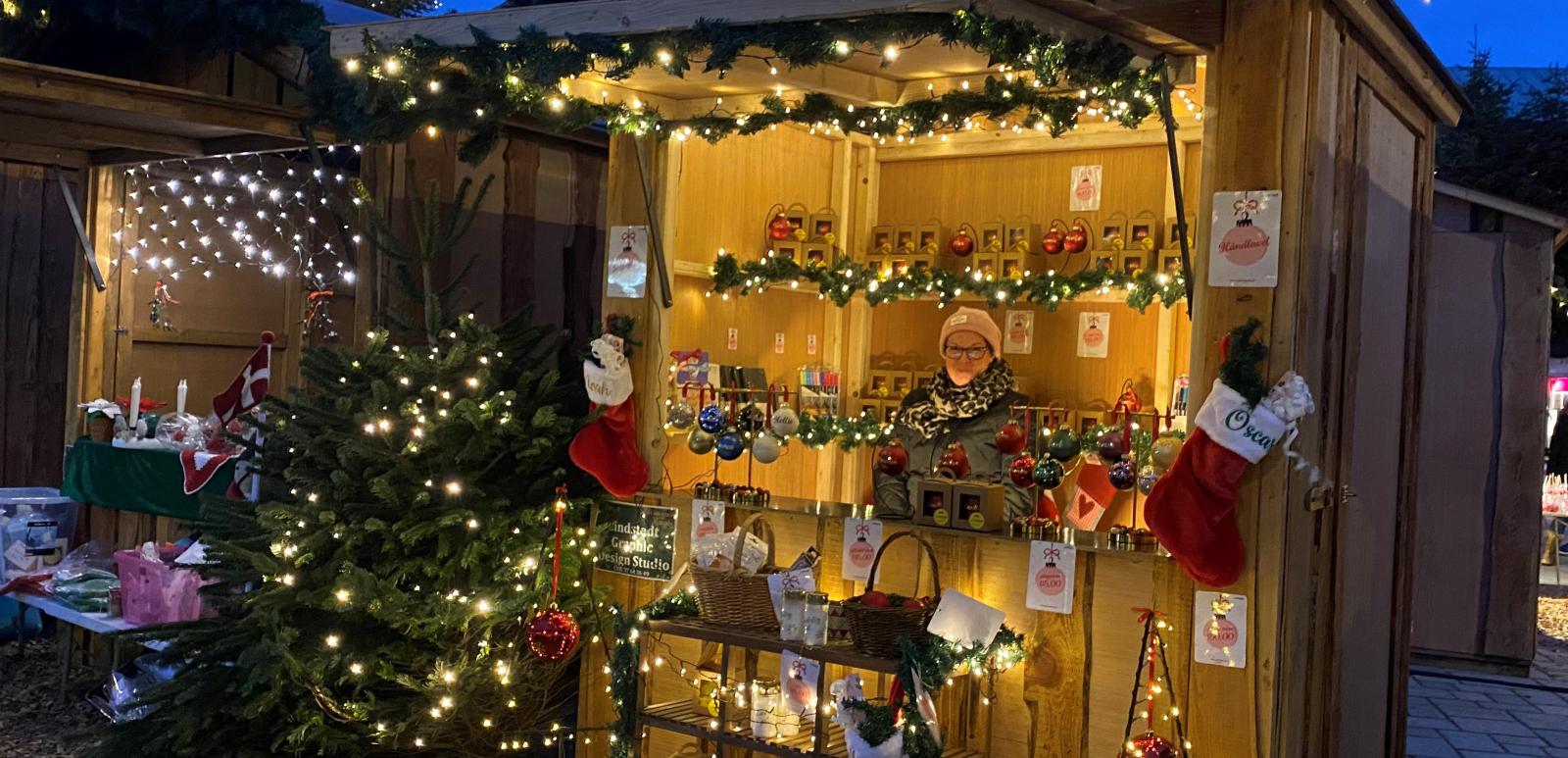 Billedet viser vinderen af bedst julepyntet bod i den første weekend