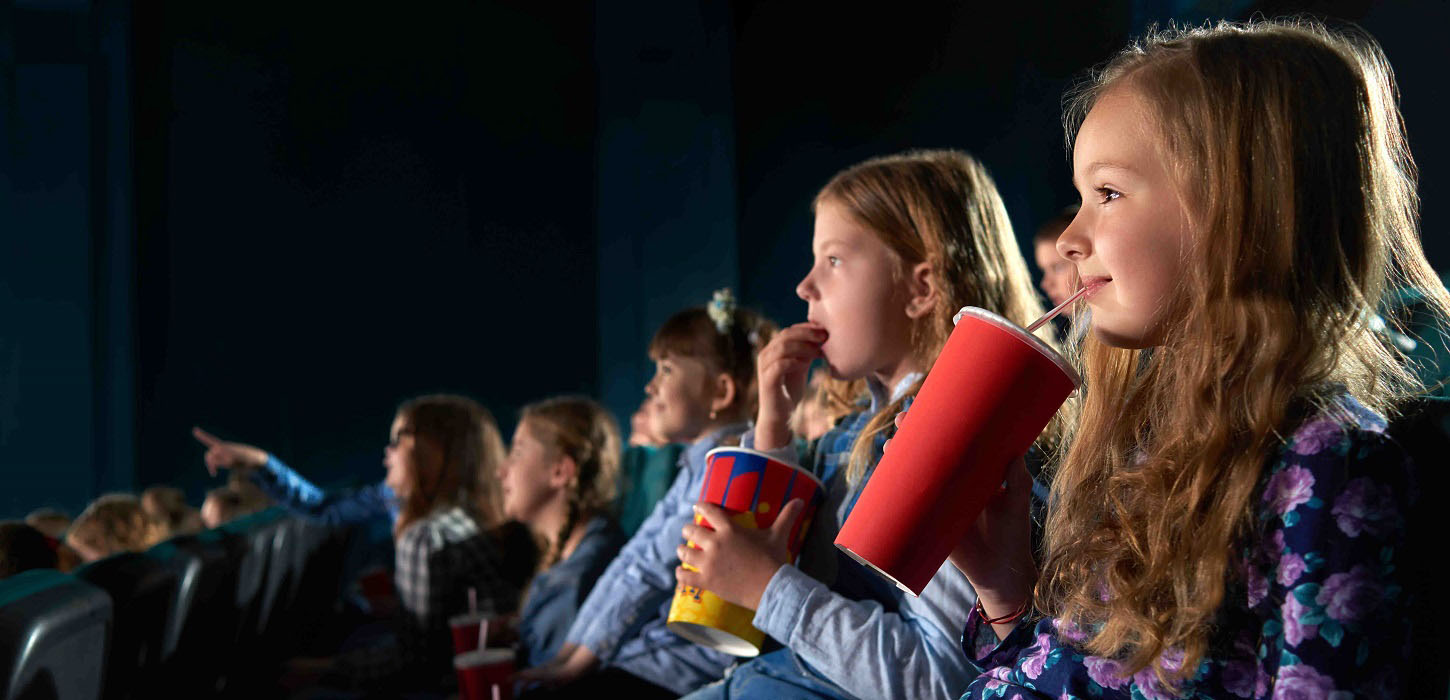 Børn ser film i biografen