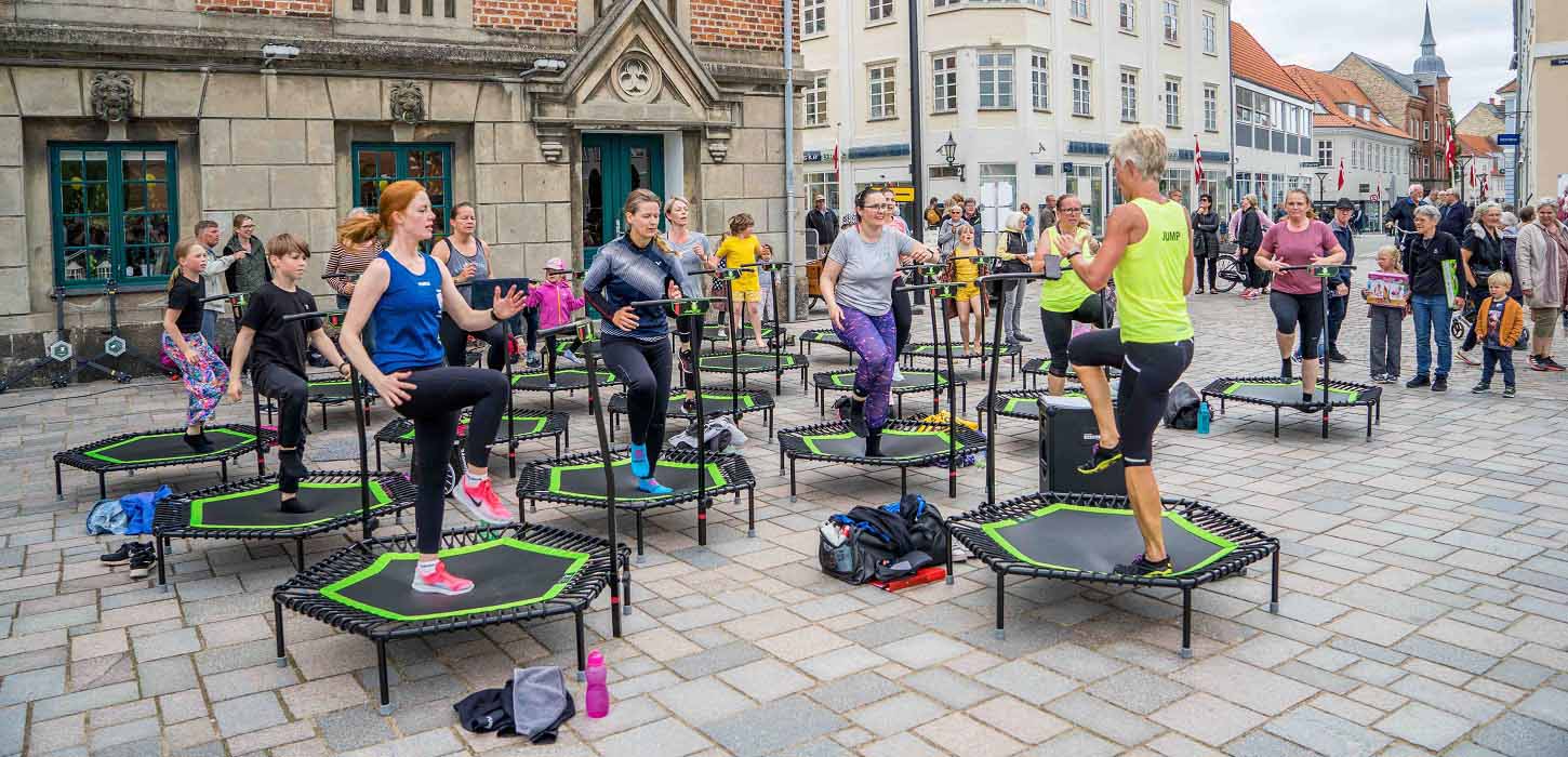 Kvinder hopper i trampolin til Gang i Gaden