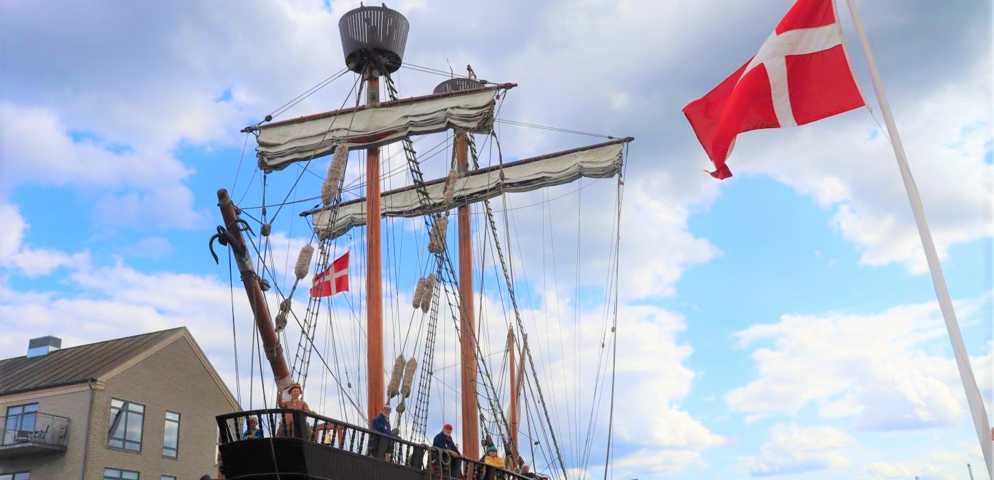 Dronning Margrete 1. og sønnen Oluf ankommer på Lisa von Lübeck