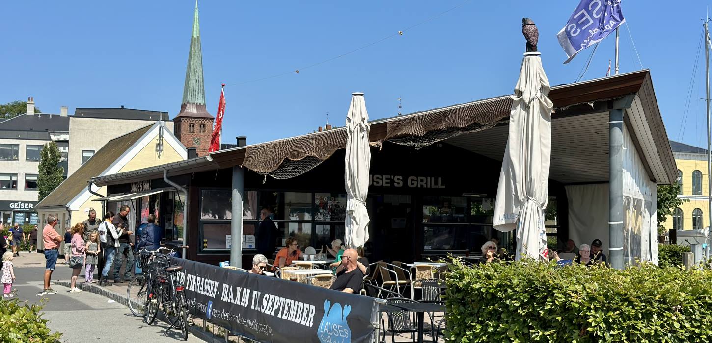 Lauses Grill serverer is på Havnen i Nyborg