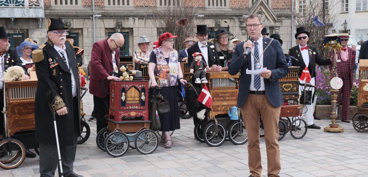 Borgmester Kenneth Muhs åbner Lirekassefestivalen på Nyborg Torv