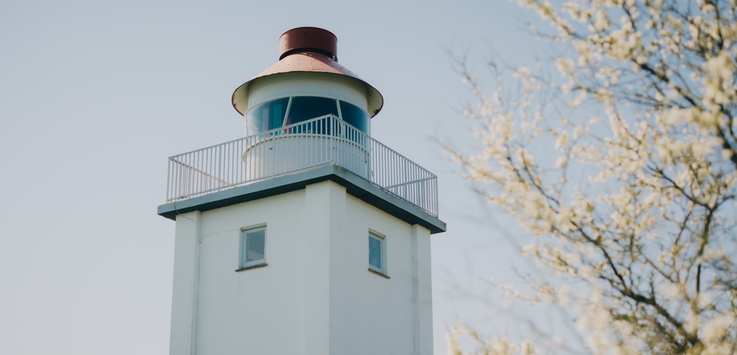 Knudshoved Fyr i flot forårsvejr