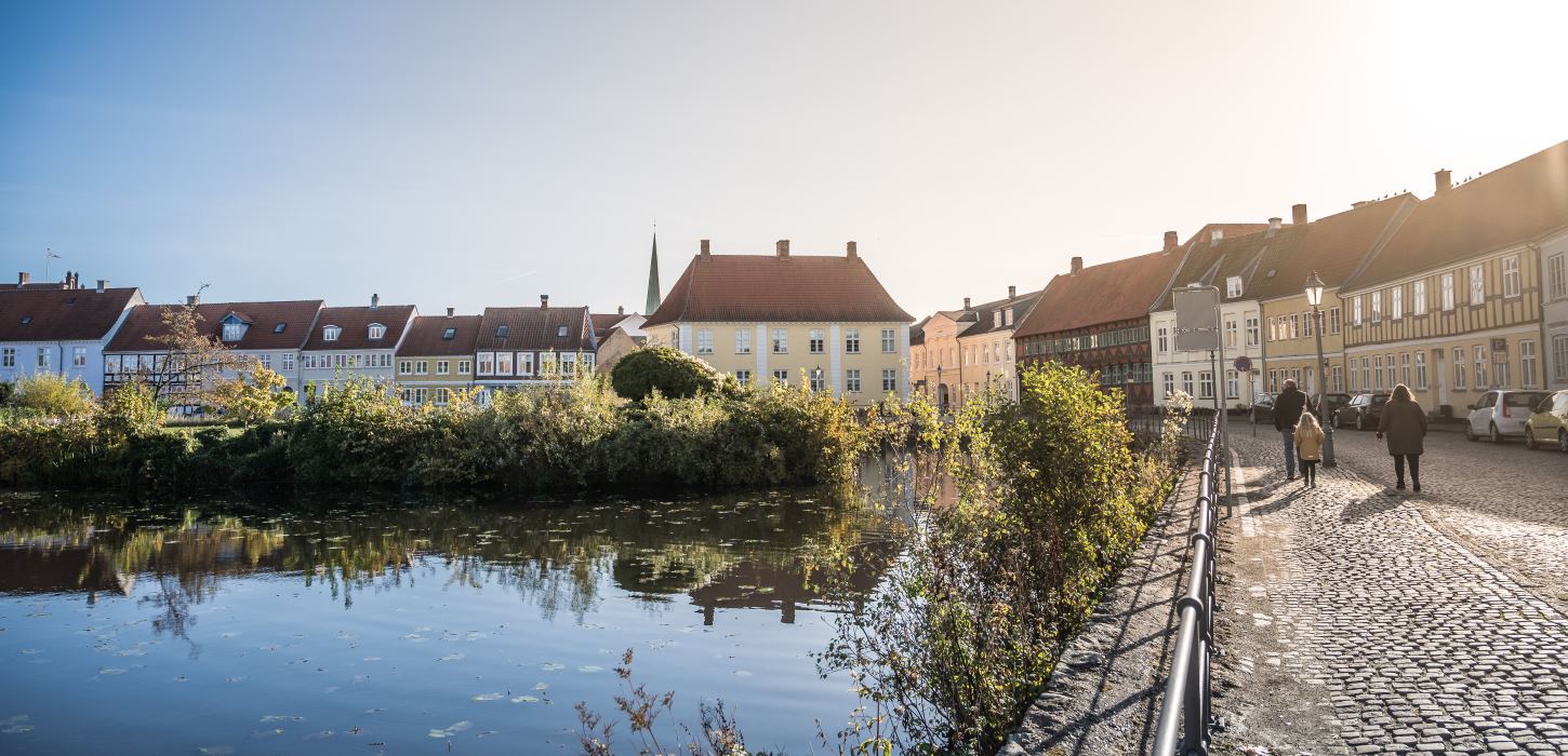Familie på tur på Slotsgade i Nyborg