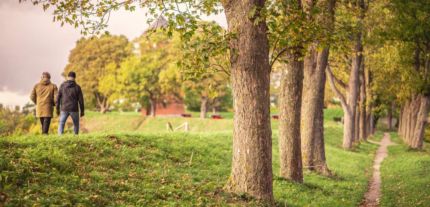 To personer på vandretur på Nyborg Vold