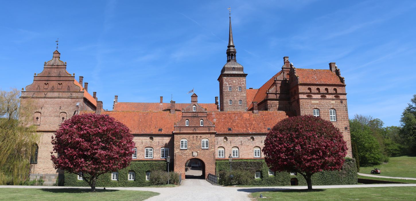 Holckenhavn Slot i forårs solskinsvejr