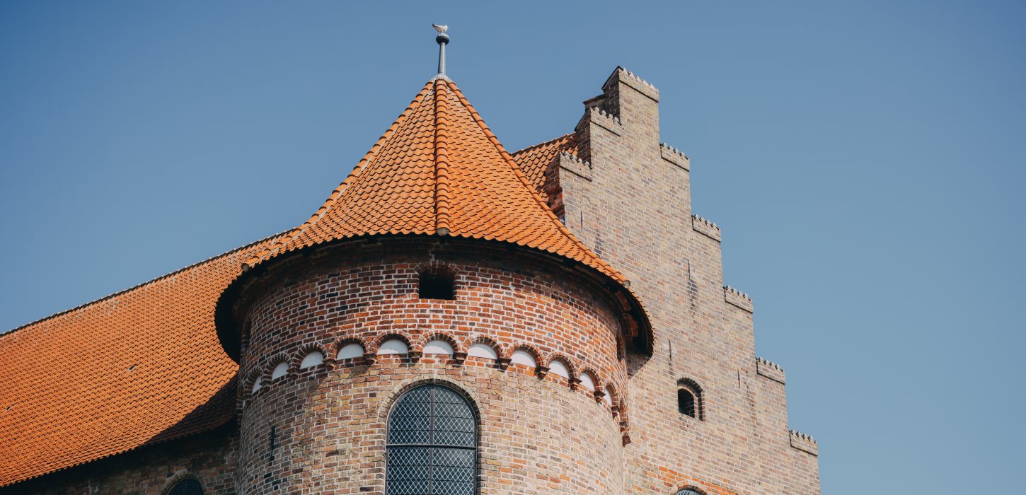 Nyborg Slot i flot solskinsvejr 