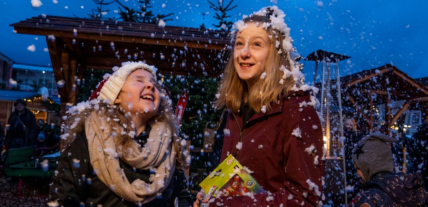 Børn leger i sneen til  julemarkedet i Nyborg