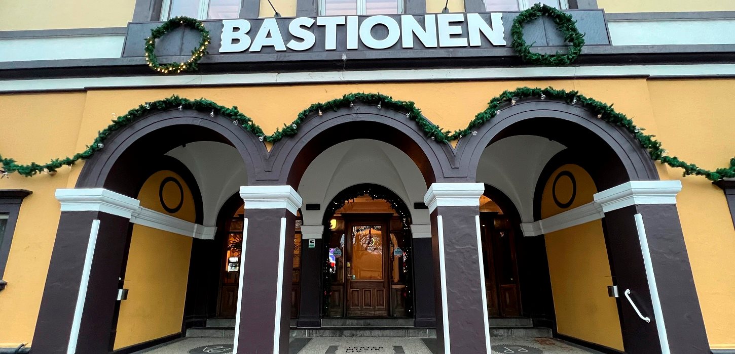 Bastionen er pyntet flot op med gran