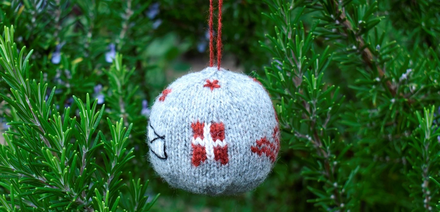 Julekuglen 2023 er strikket med fire motiver
