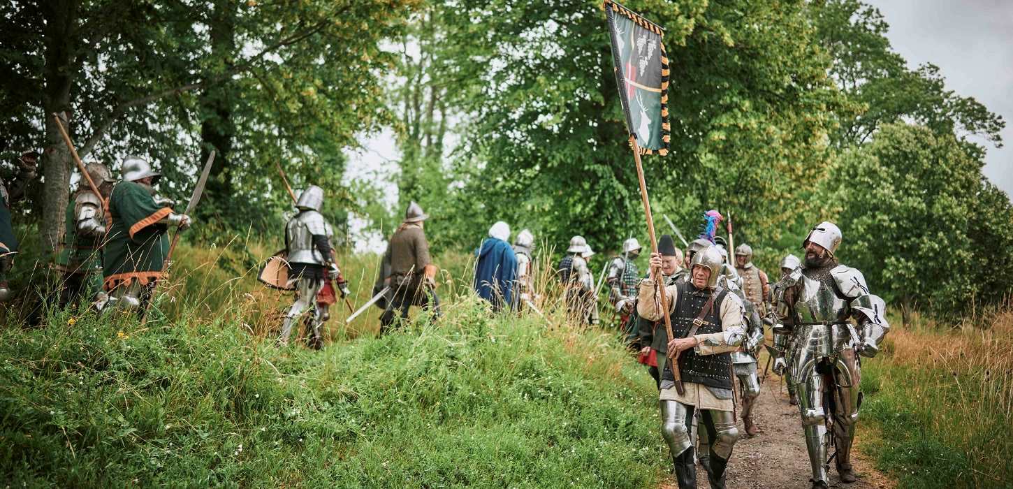 Riddere marcherer mod Turneringspladsen på Torvet til Danehof i Nyborg