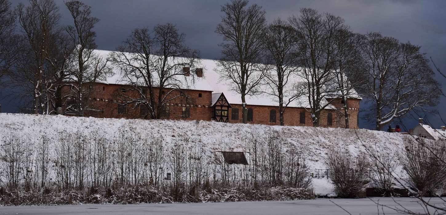 Nyborg Slot med sne på volden