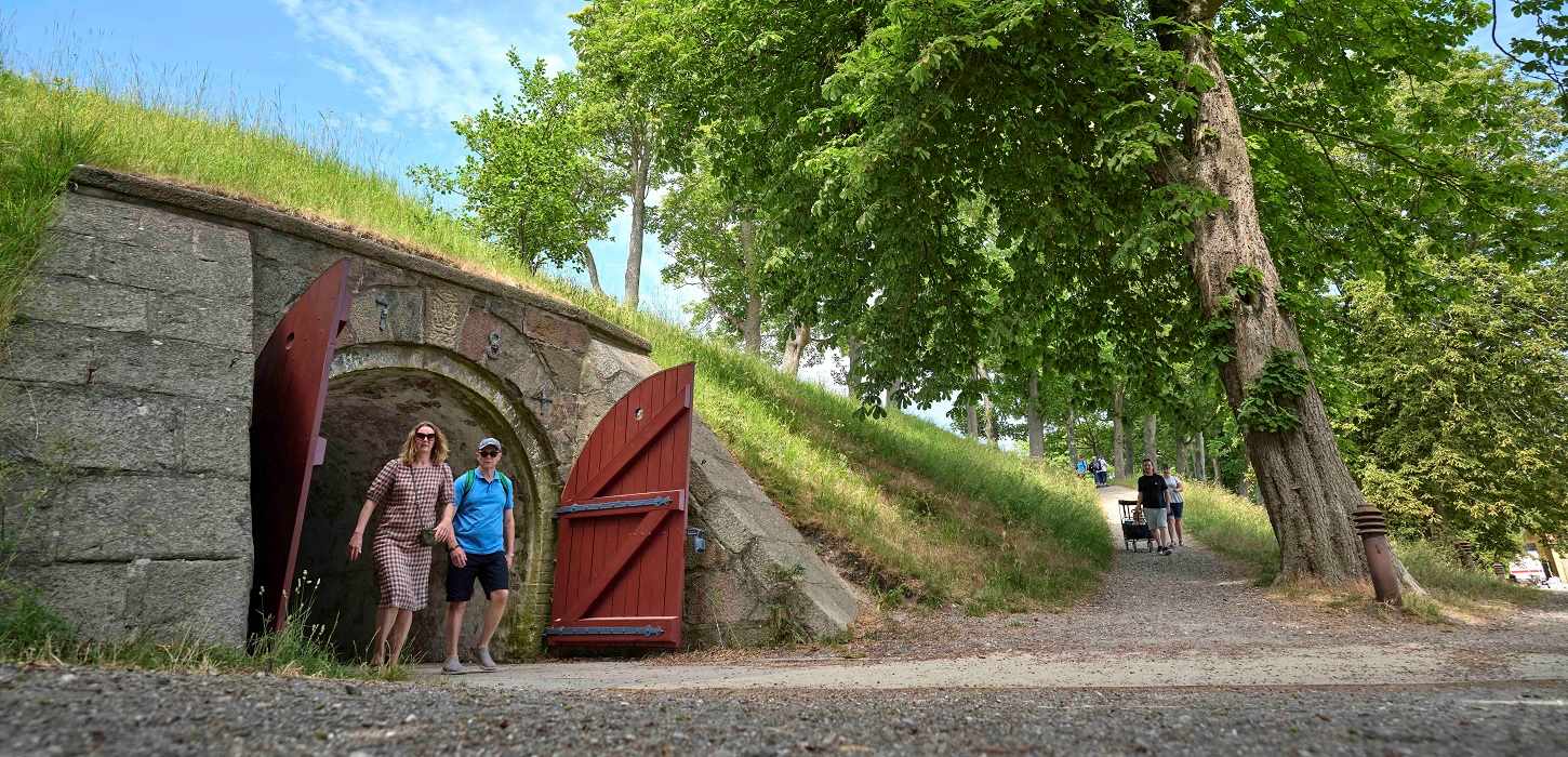 Turister på gåtur på volden ved Nyborg Slot