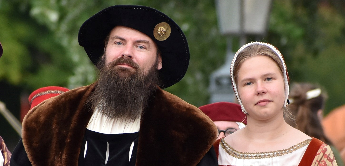 Kong Christian 2. og Dronning Elisabeth til middelalder-modeshow ved Turneringspladsen