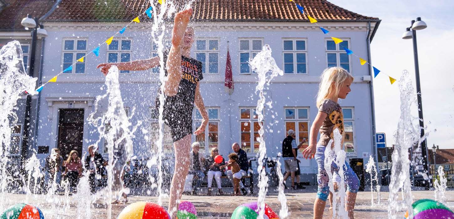 Børn, der leger på Torvet