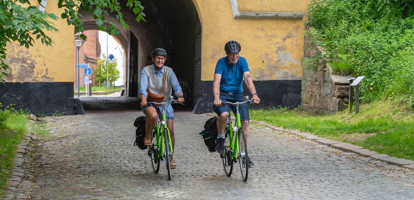Par cykler Herregårdsruten gennem Landporten i Nyborg
