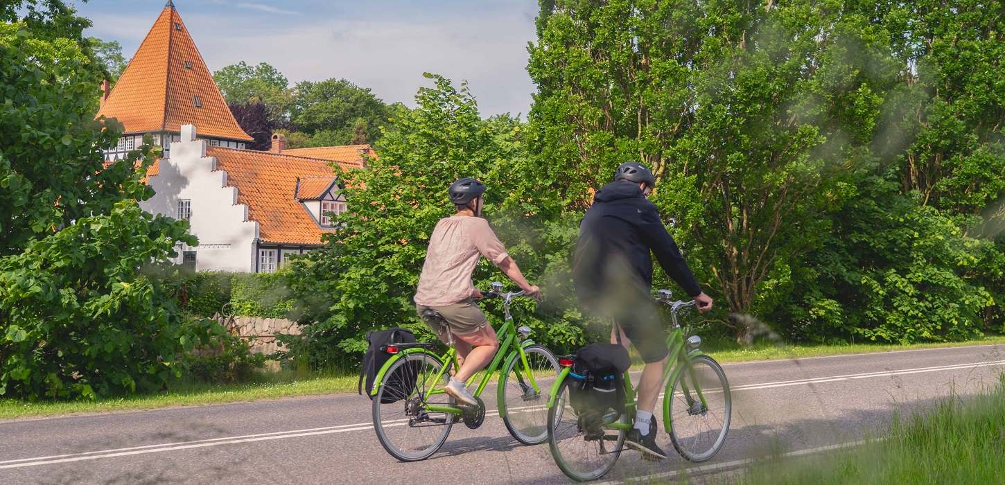 Par cykler forbi Risinge Herregård på Herregårdsruten