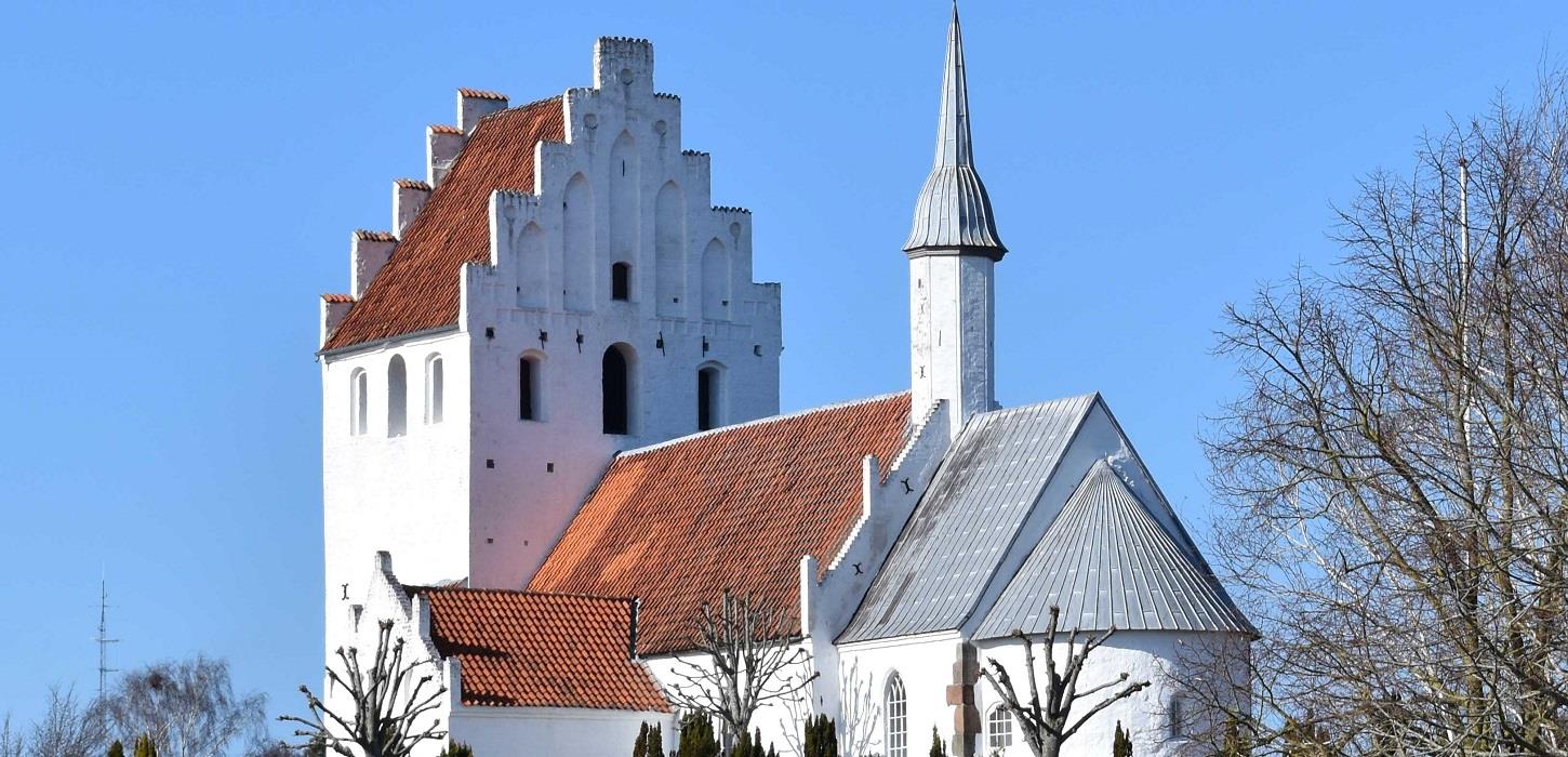Ullerslev Kirke ligger højt placeret og er derfor synlig fra mange sider