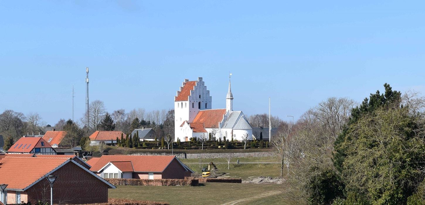 Ullerslev Kirke i solskinsvejr