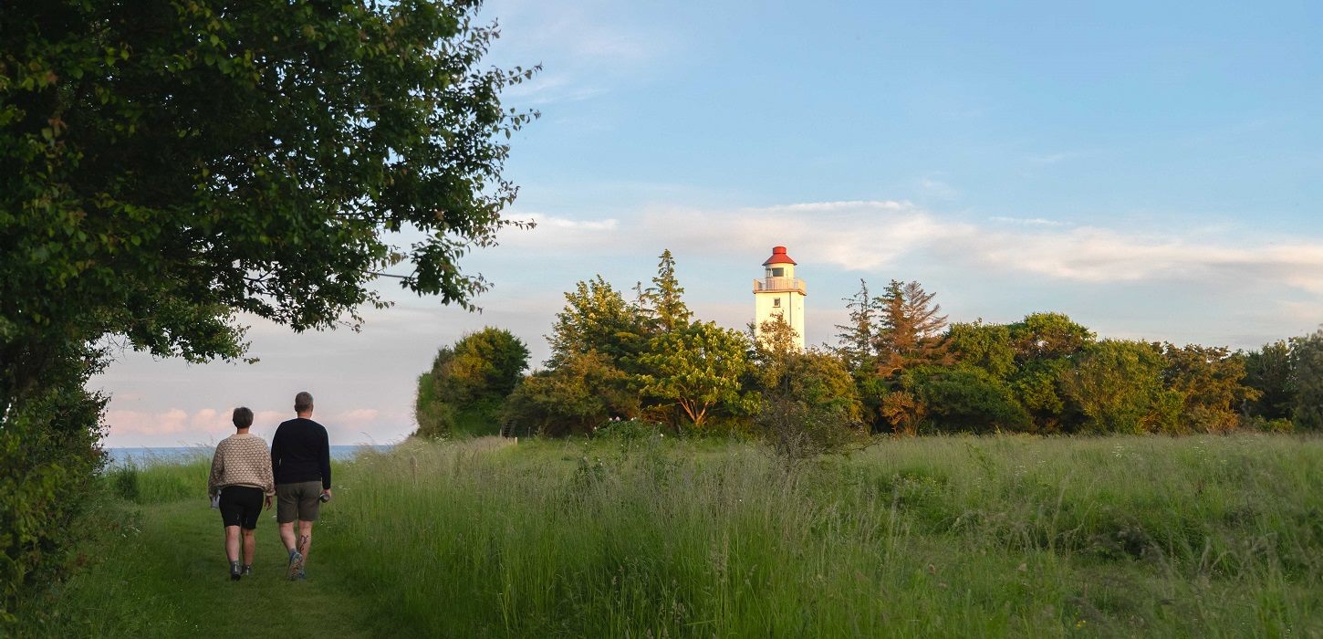 Par går tur ved Knudshoved Fyr og Østerø Sø ved Nyborg
