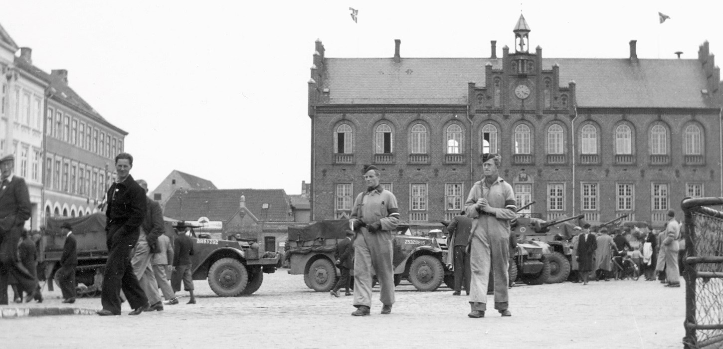 De allierede går på Nyborg Torv i 1945