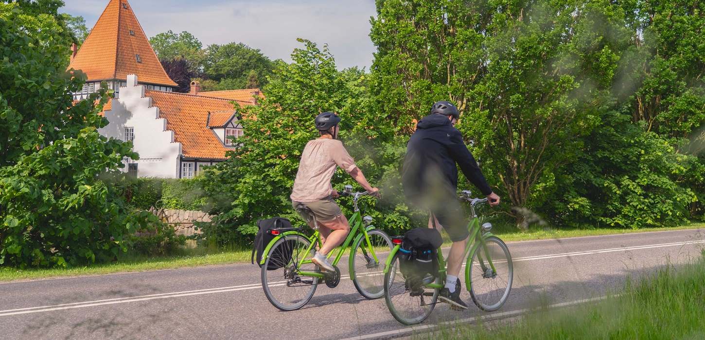 Cykl forbi Risinge Herregård i Flødstrup Sogn i Nyborg, Fyn, når du cykler Herregårdsruten