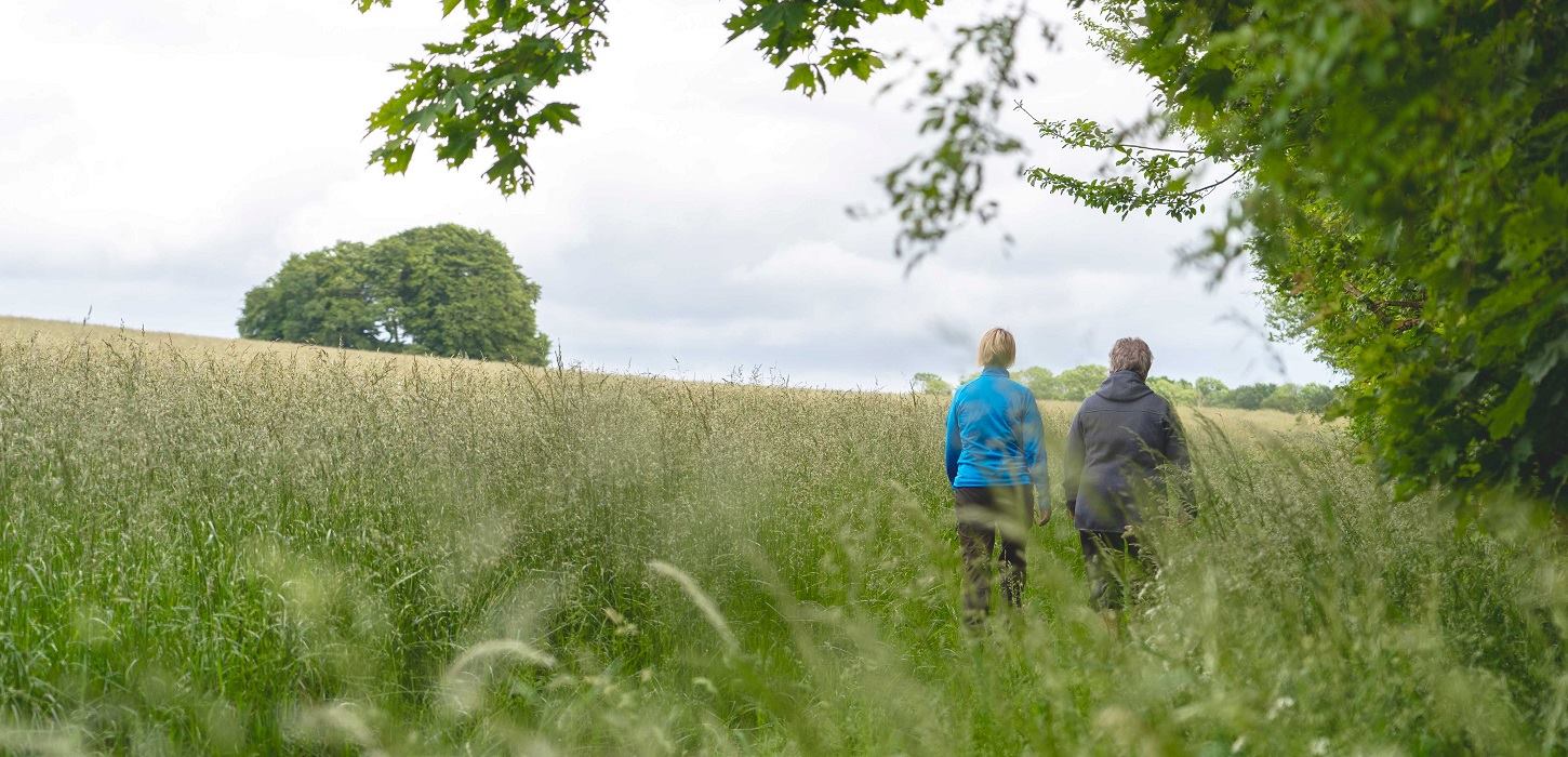 Tag på en historisk vandring i Kullerup sogn i Nyborg, Fyn