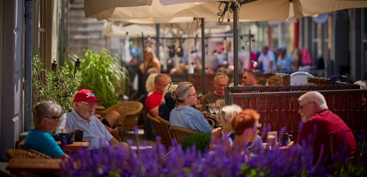 Turister nyder solskinnet på en af Nyborgs caféer