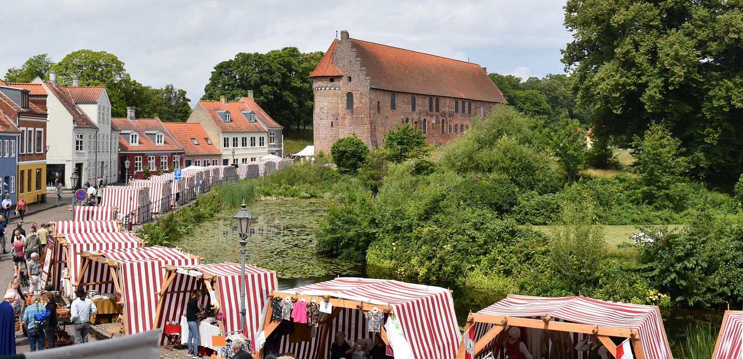 Slotsmarkedet til Danehof 2024 med Nyborg Slot i baggrunden