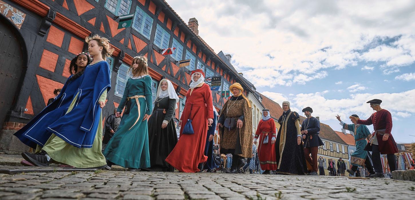 Frivillige går med i det Store Optog til Danehof i Nyborg