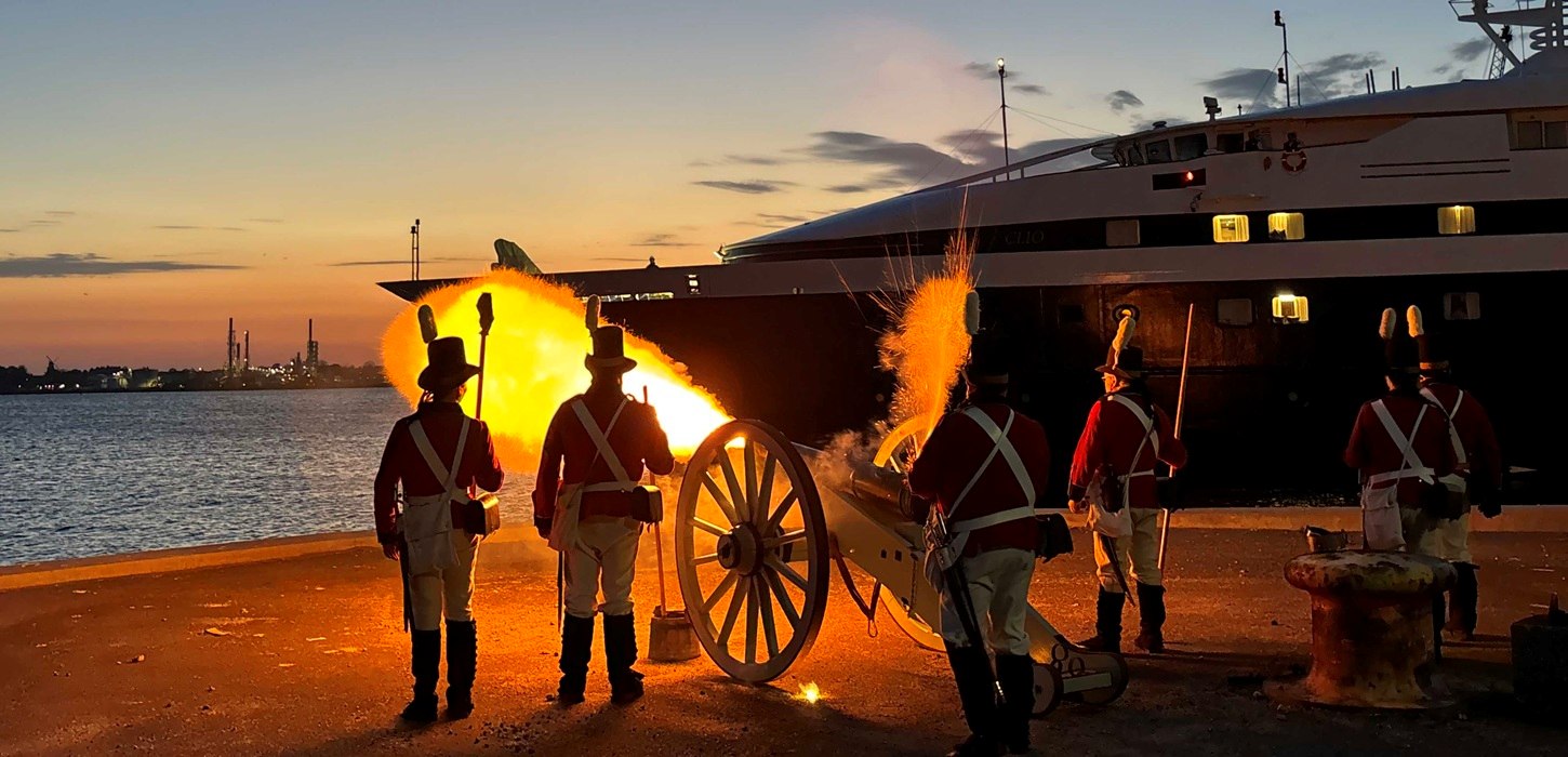Saluteringslauget siger pænt farvel til dagens krydstogtgæster i Nyborg