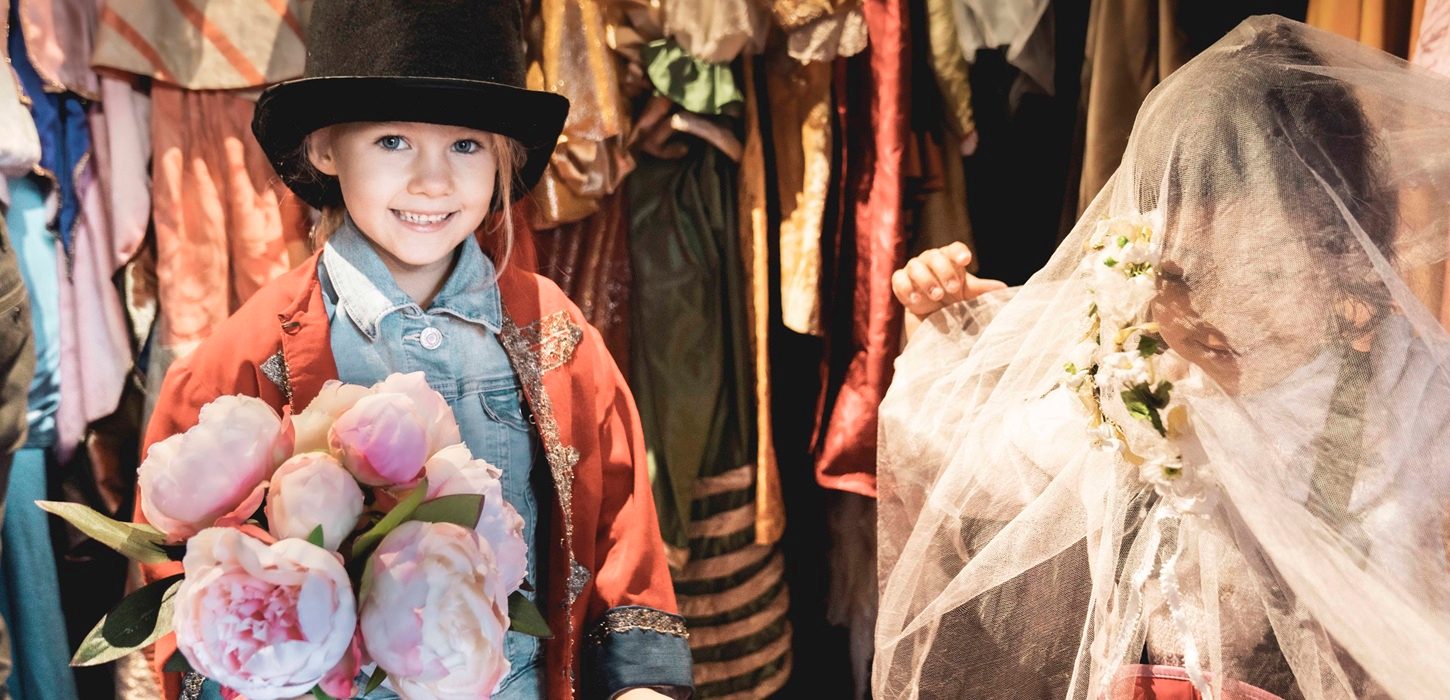 Det Kongelige Teaters Postyrium på hjul besøger Nyborg Torv i maj 2026